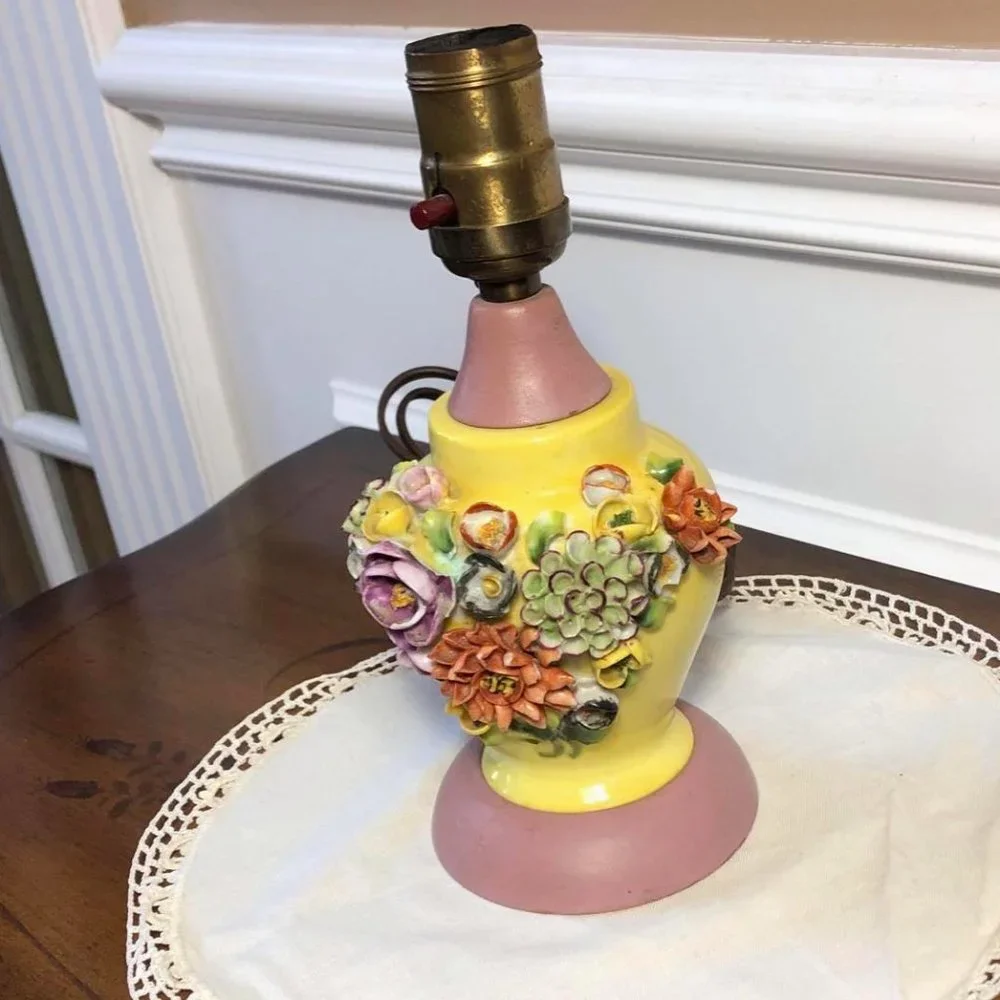 MCM porcelain floral boudoir lamp - Picture 10 of 11